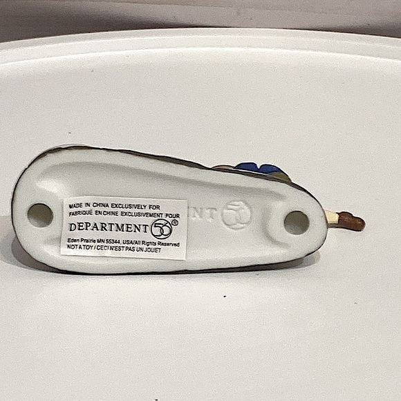 DEPARTMENT 56 - Shoveling Fun - Heritage Village - Christmas in the City - Picture 6 of 9